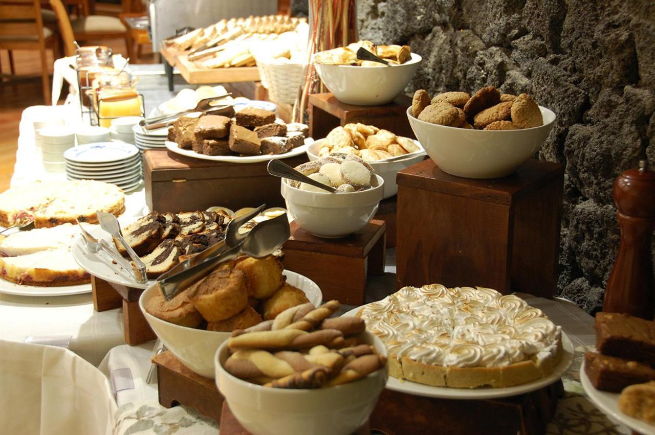 Wyndham Puerto Varas Pettra Exterior foto A selection of desserts