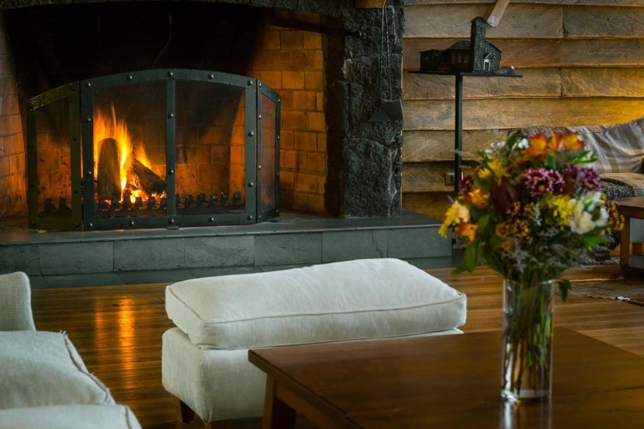Wyndham Puerto Varas Pettra Exterior foto The fireplace at the Lodge at Blue Hill
