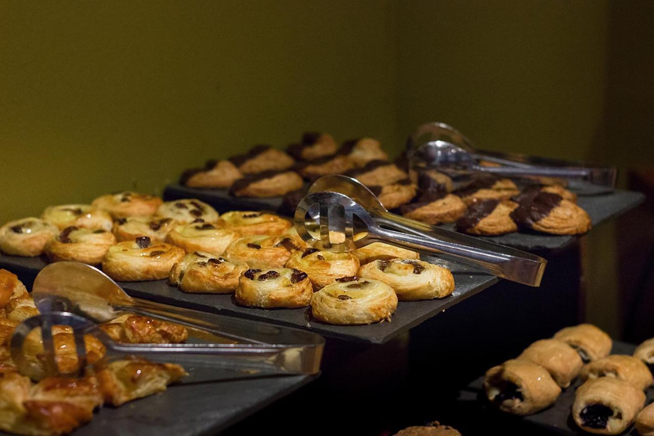 Wyndham Puerto Varas Pettra Exterior foto A selection of Danish pastries