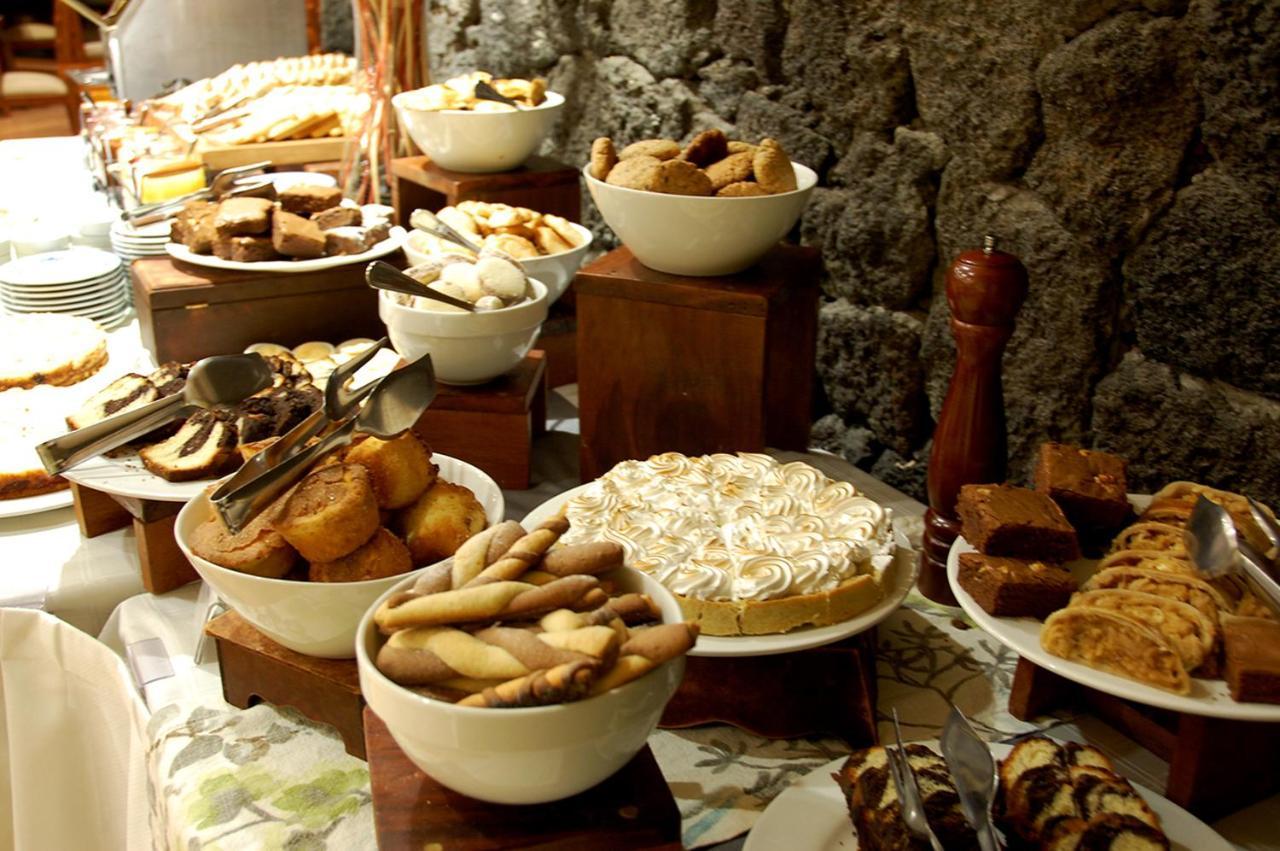 Wyndham Puerto Varas Pettra Exterior foto A selection of desserts