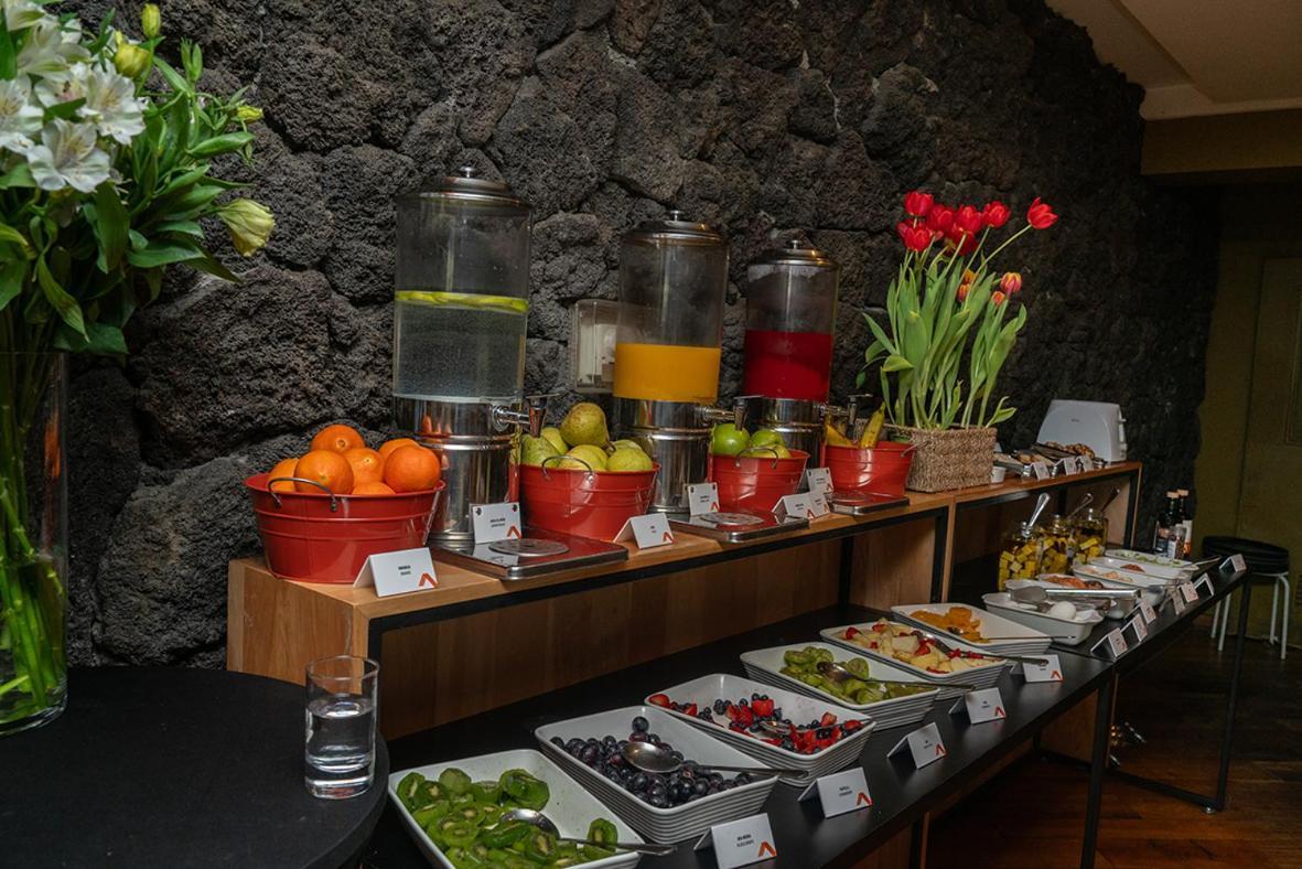 Wyndham Puerto Varas Pettra Exterior foto A buffet at a hotel