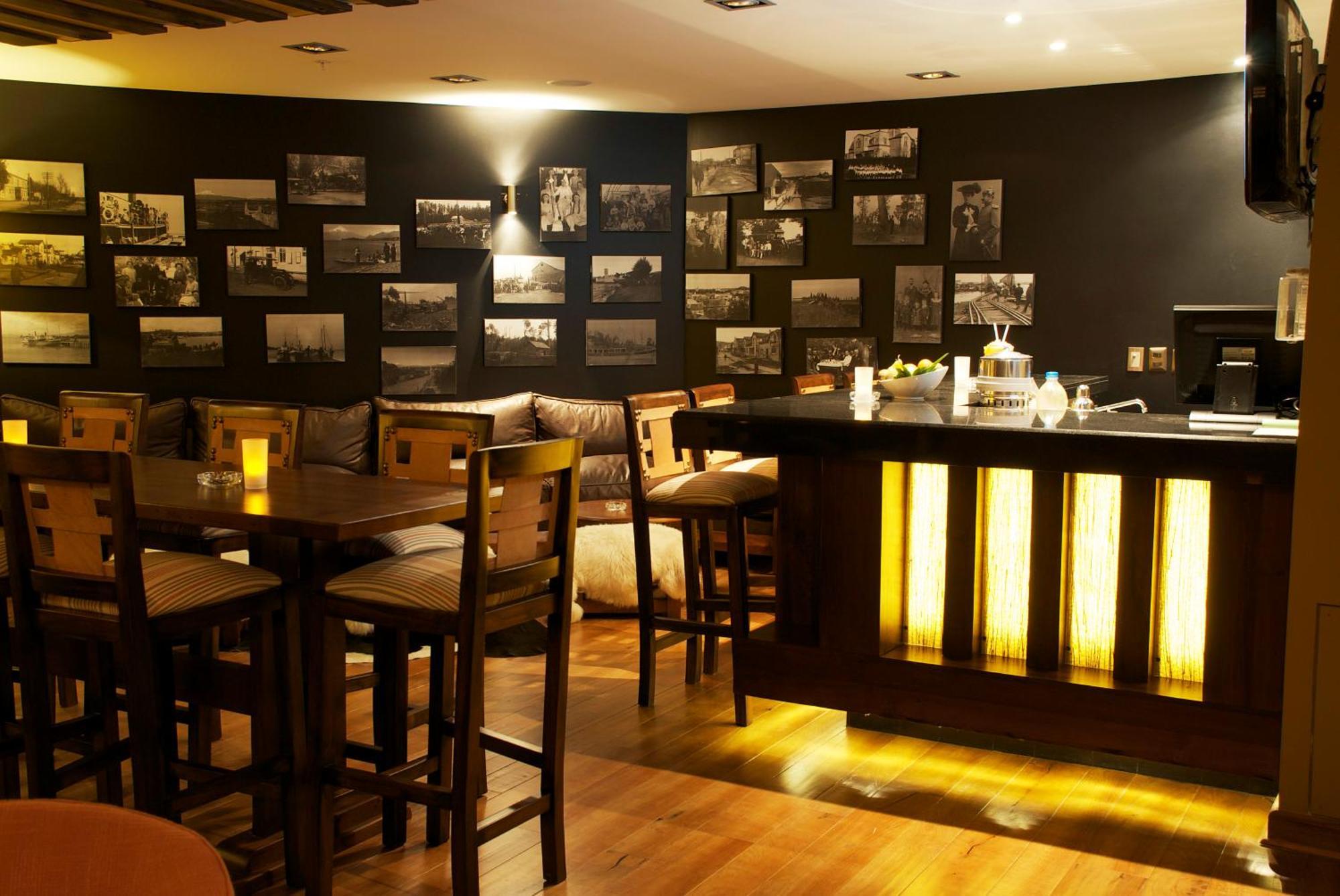 Wyndham Puerto Varas Pettra Exterior foto The bar at the hotel