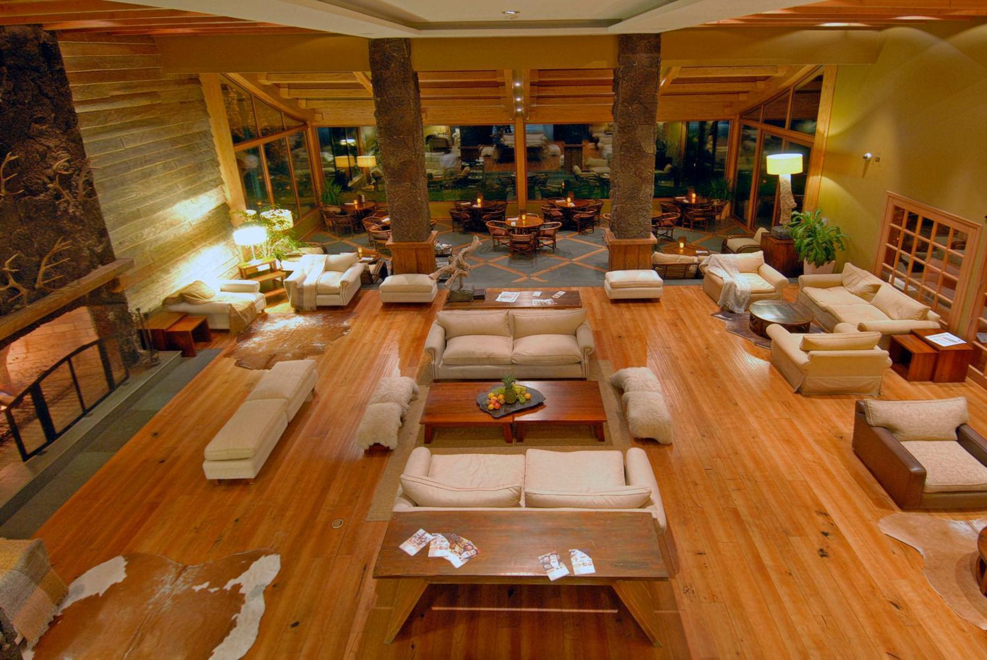 Wyndham Puerto Varas Pettra Exterior foto The lobby at the Four Seasons Resort