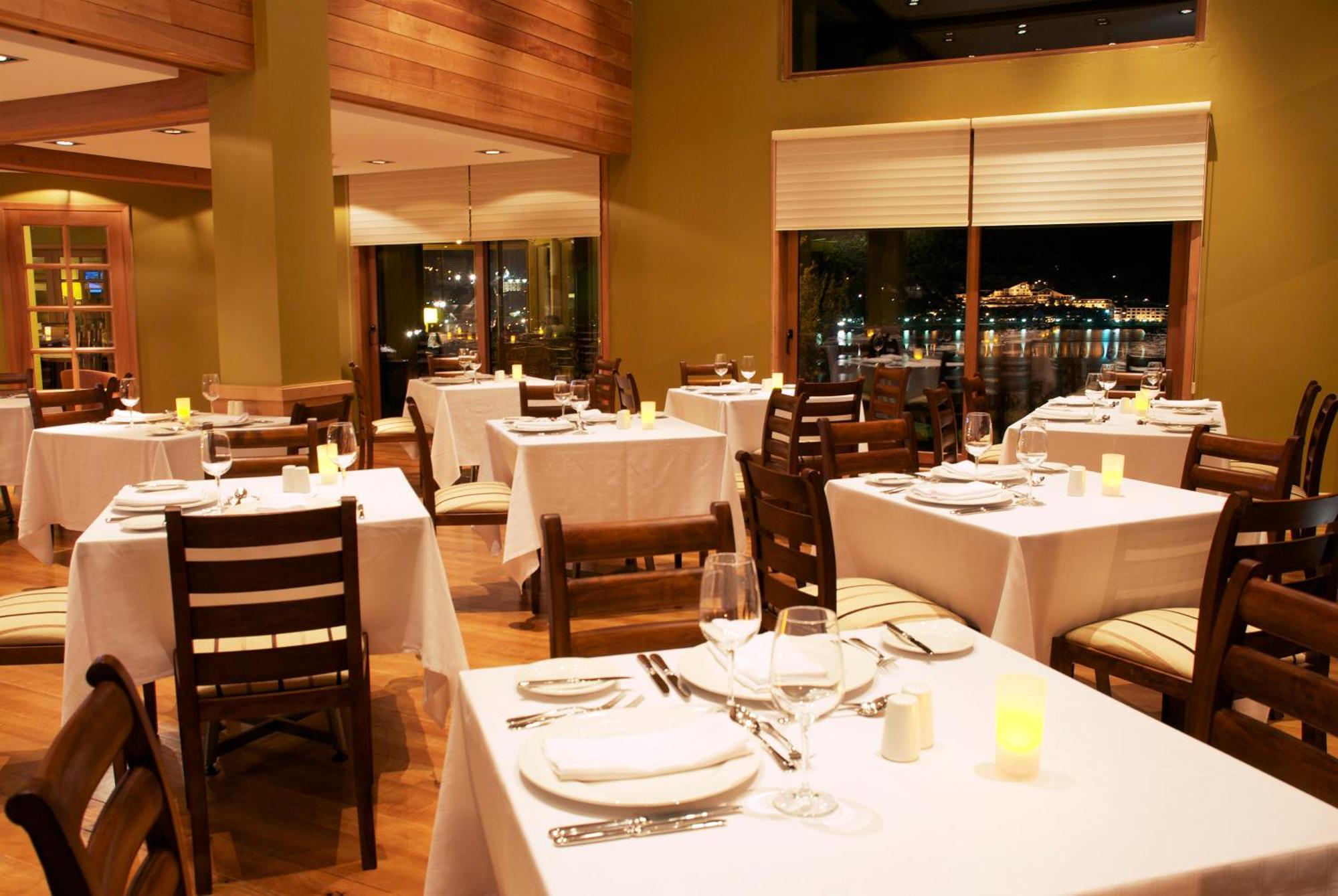 Wyndham Puerto Varas Pettra Exterior foto Interior of the restaurant