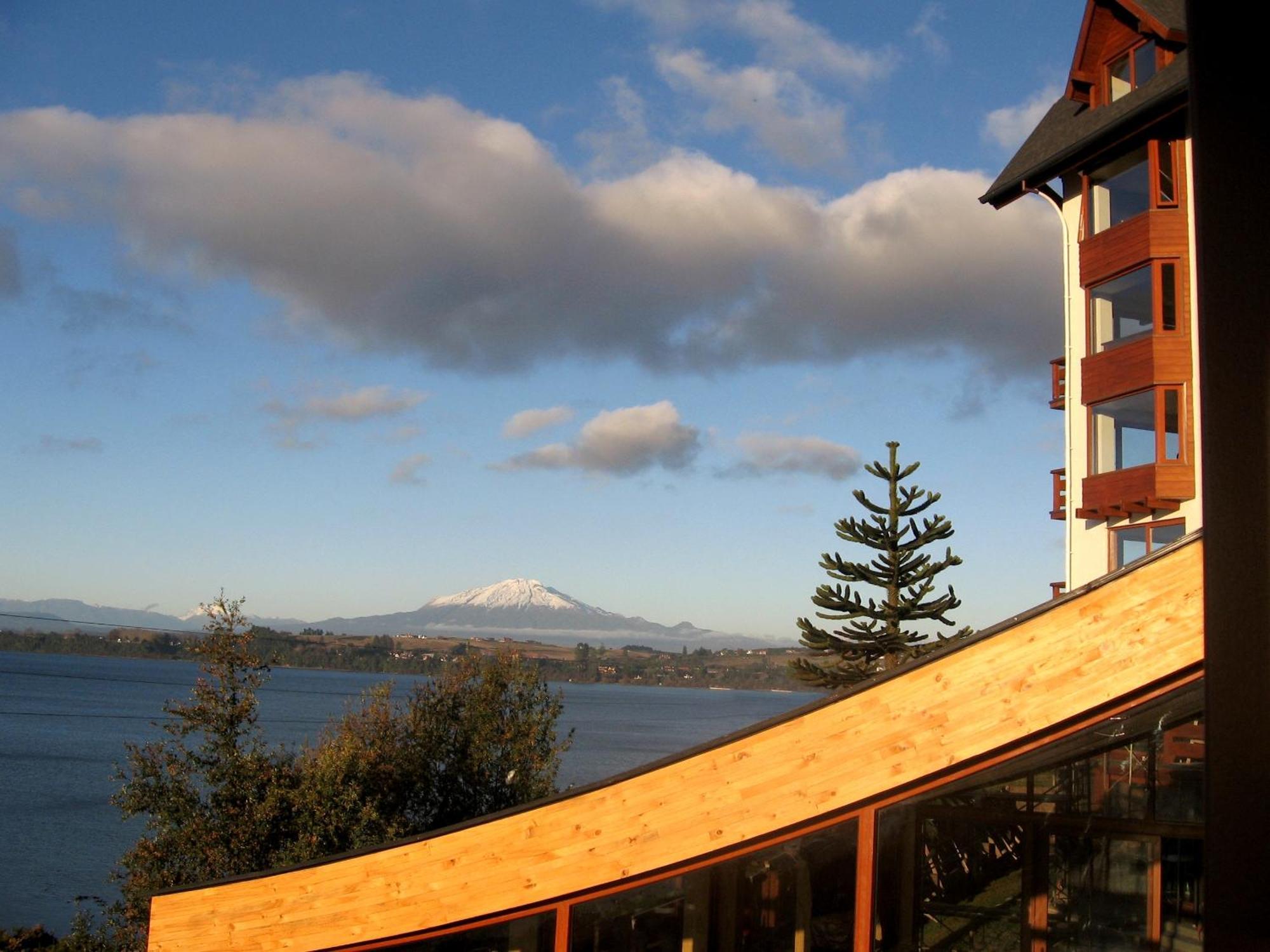 Wyndham Puerto Varas Pettra Exterior foto View of Mount Rainier from the home of a resident of the community