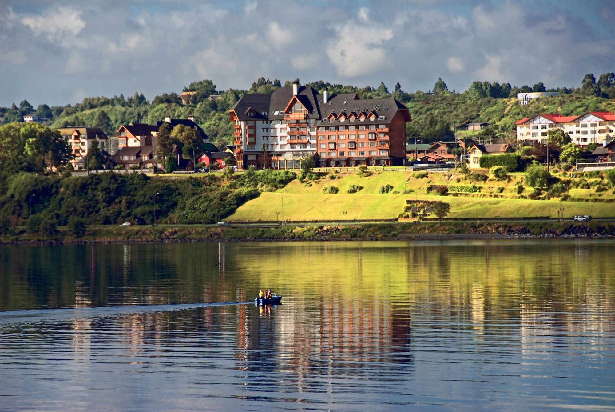 Wyndham Puerto Varas Pettra Exterior foto View of the village