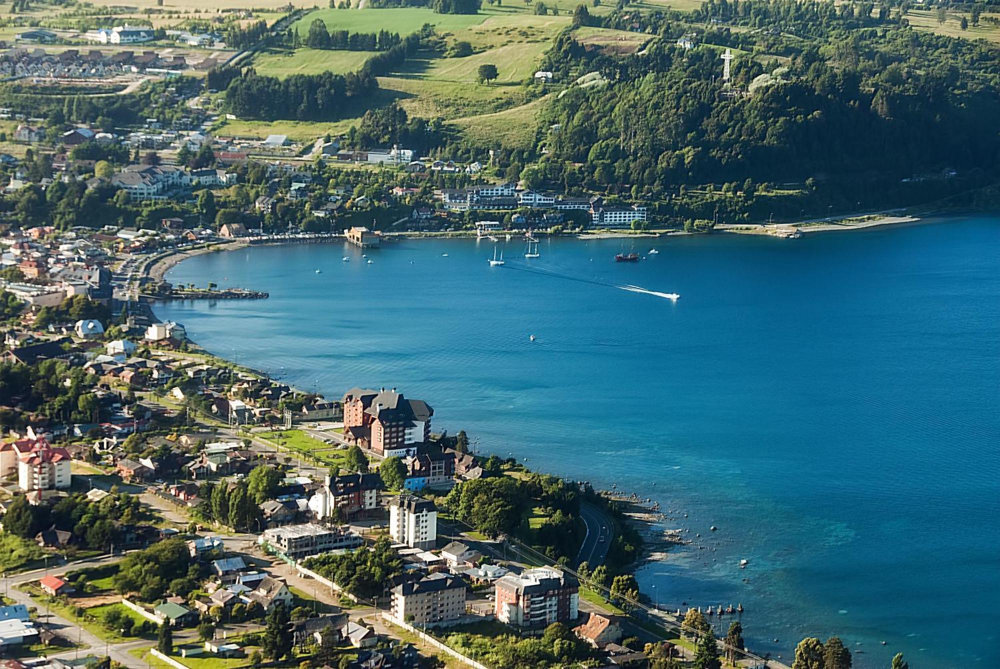 Wyndham Puerto Varas Pettra Exterior foto Aerial view of the town