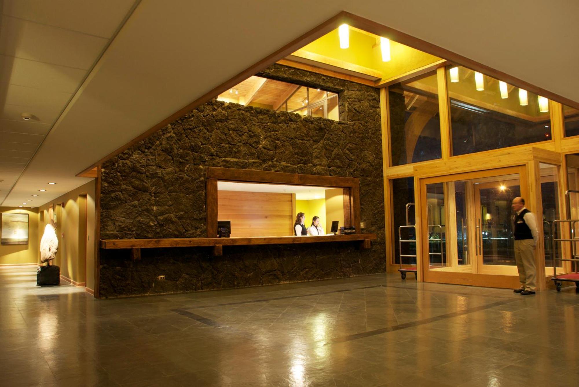 Wyndham Puerto Varas Pettra Exterior foto The lobby of the hotel