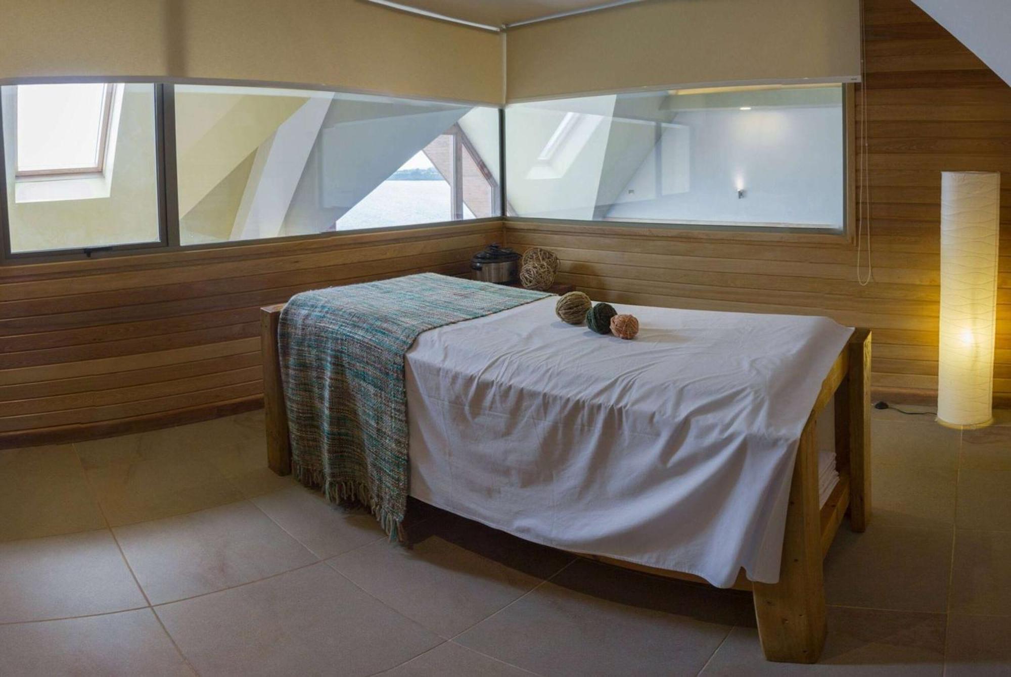 Wyndham Puerto Varas Pettra Exterior foto A massage bed