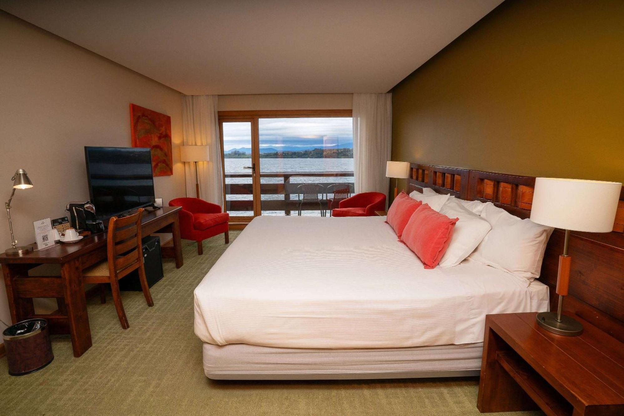 Wyndham Puerto Varas Pettra Exterior foto A room at the hotel