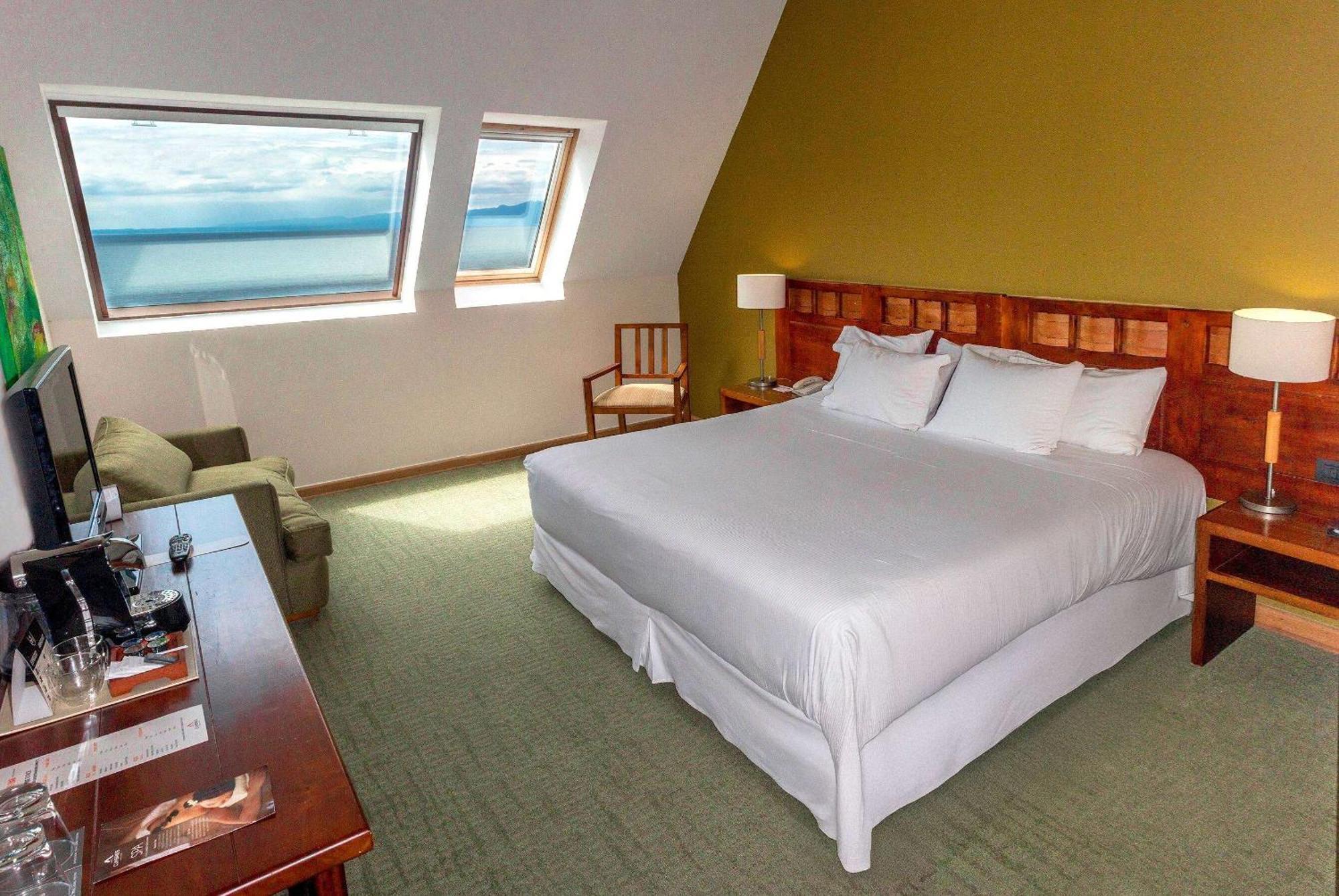 Wyndham Puerto Varas Pettra Exterior foto A room at the Hotel El Emporio