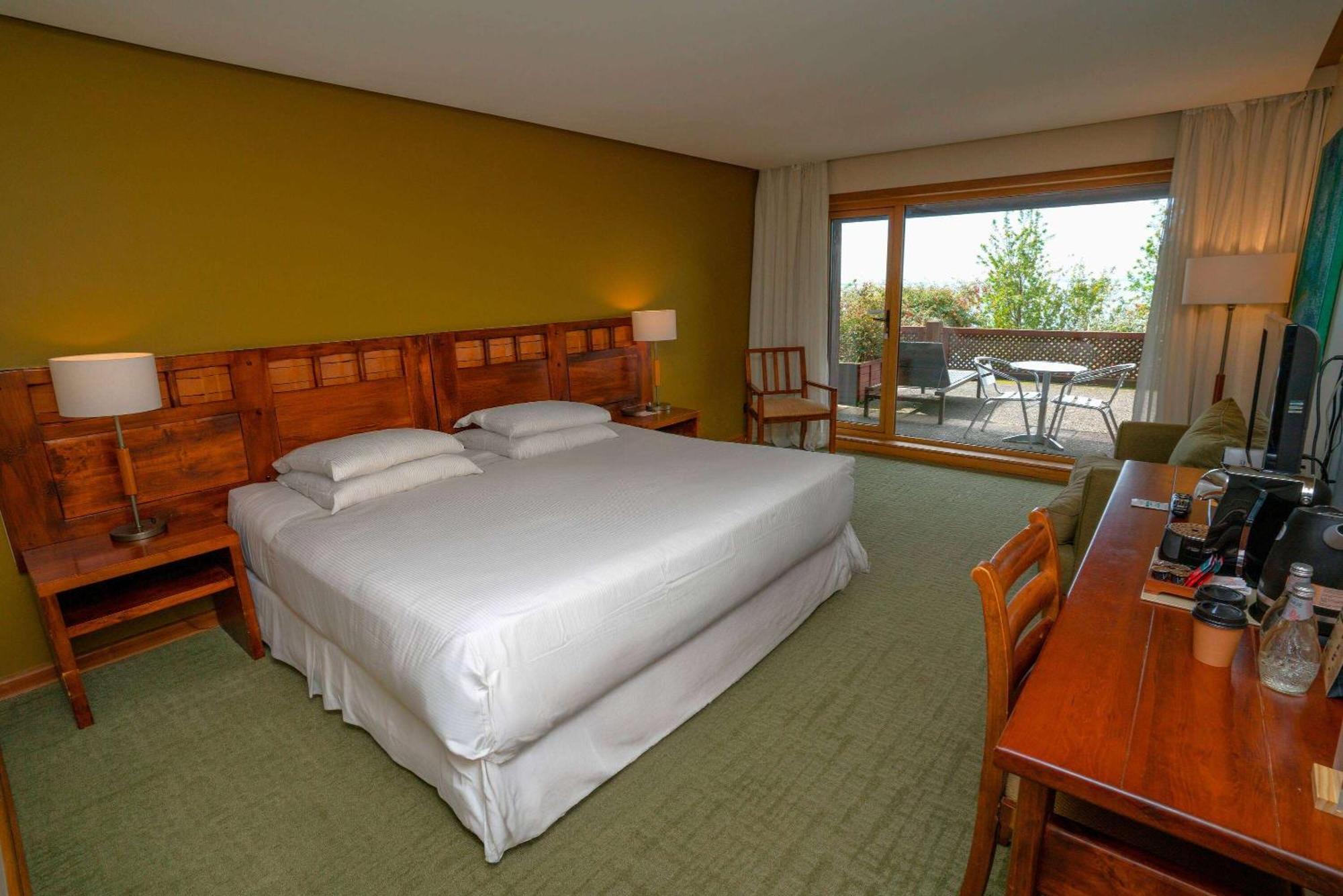 Wyndham Puerto Varas Pettra Exterior foto A room at the hotel