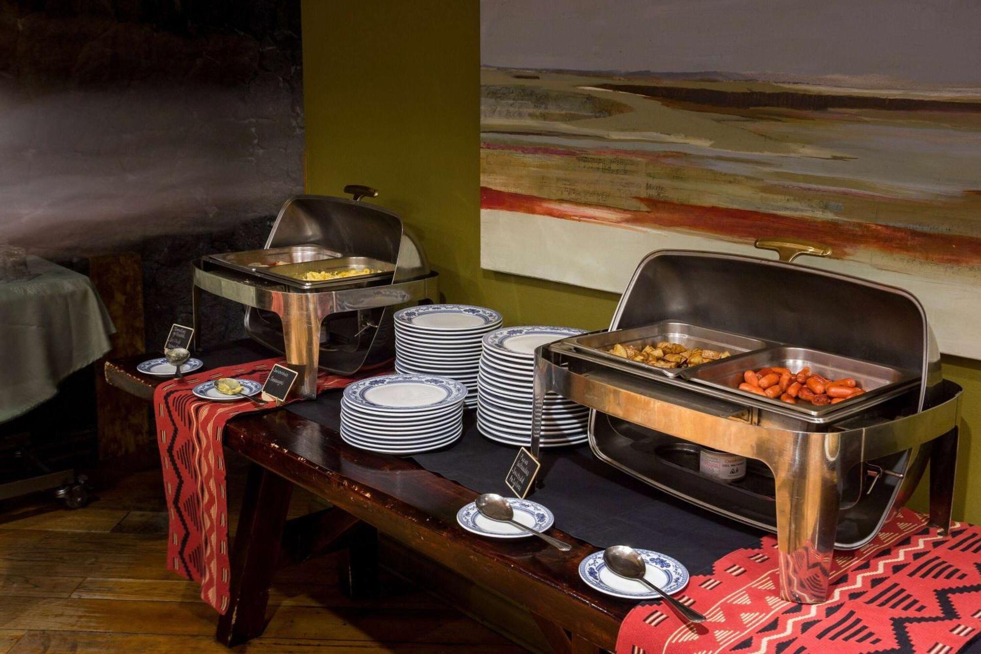 Wyndham Puerto Varas Pettra Exterior foto A chafing dish