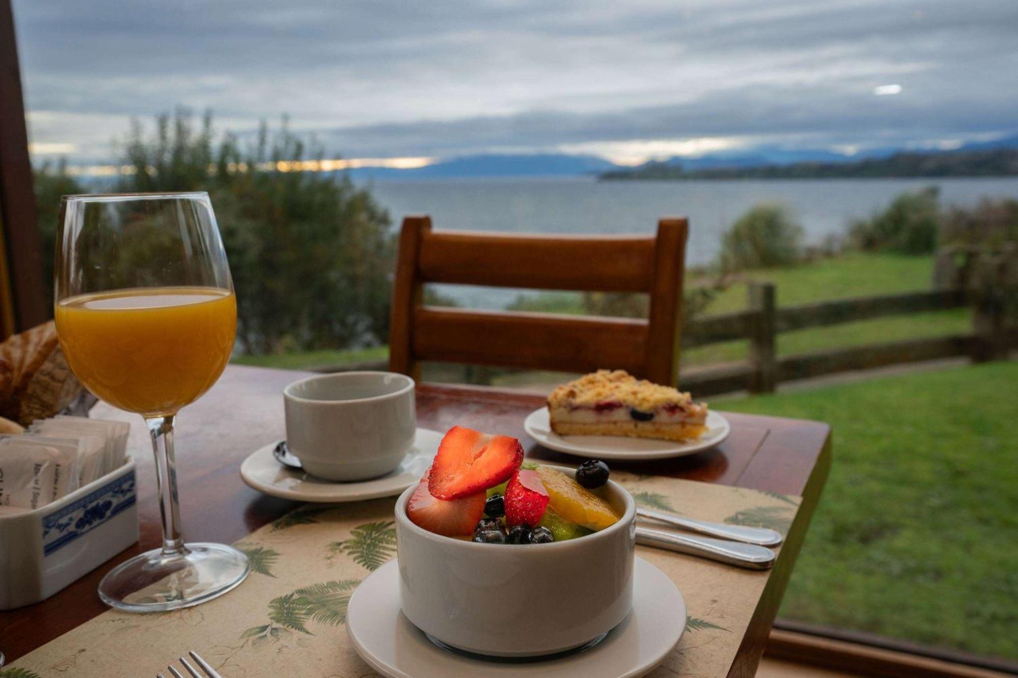 Wyndham Puerto Varas Pettra Exterior foto Breakfast at the Lake House