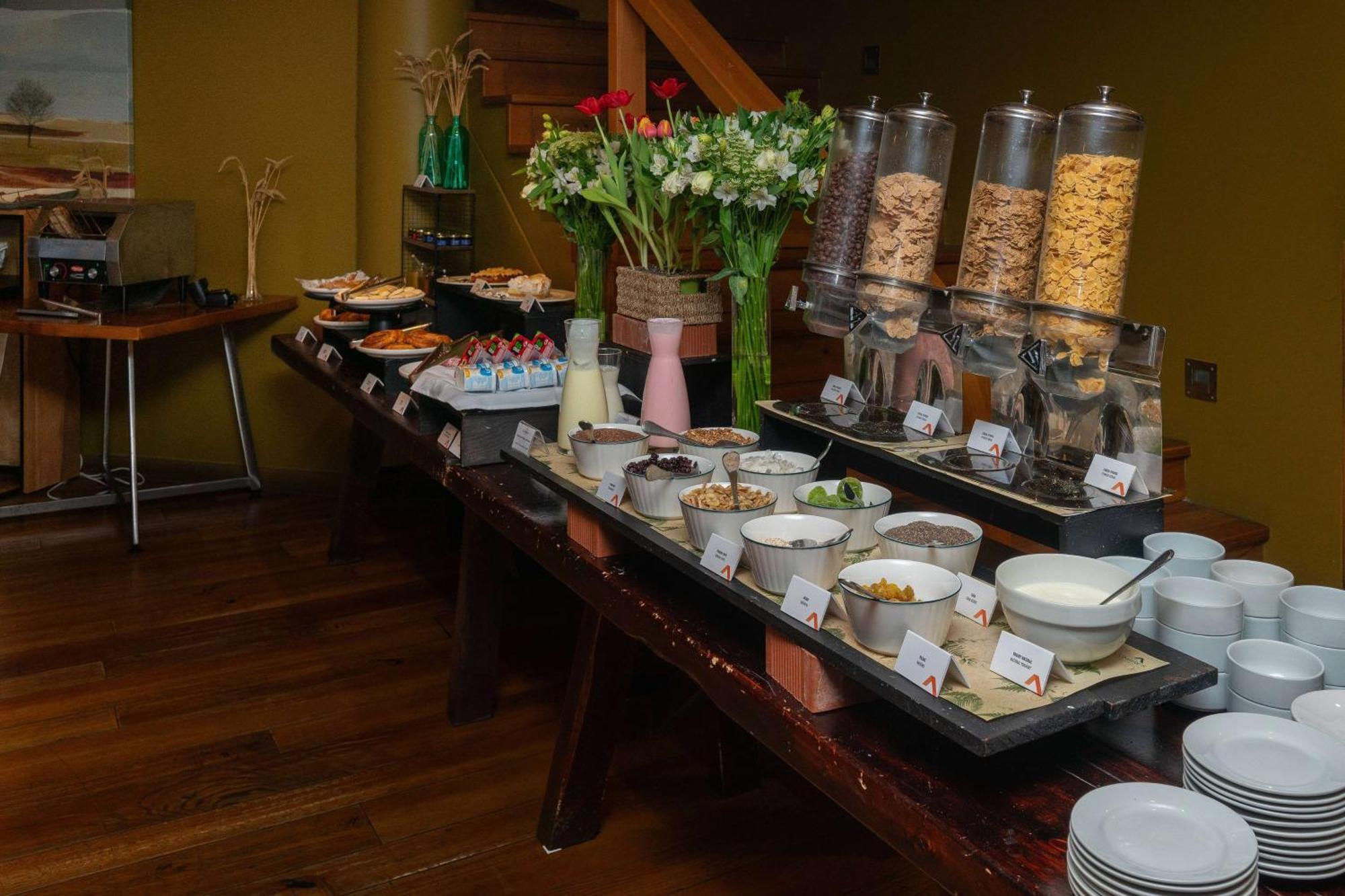 Wyndham Puerto Varas Pettra Exterior foto A breakfast buffet