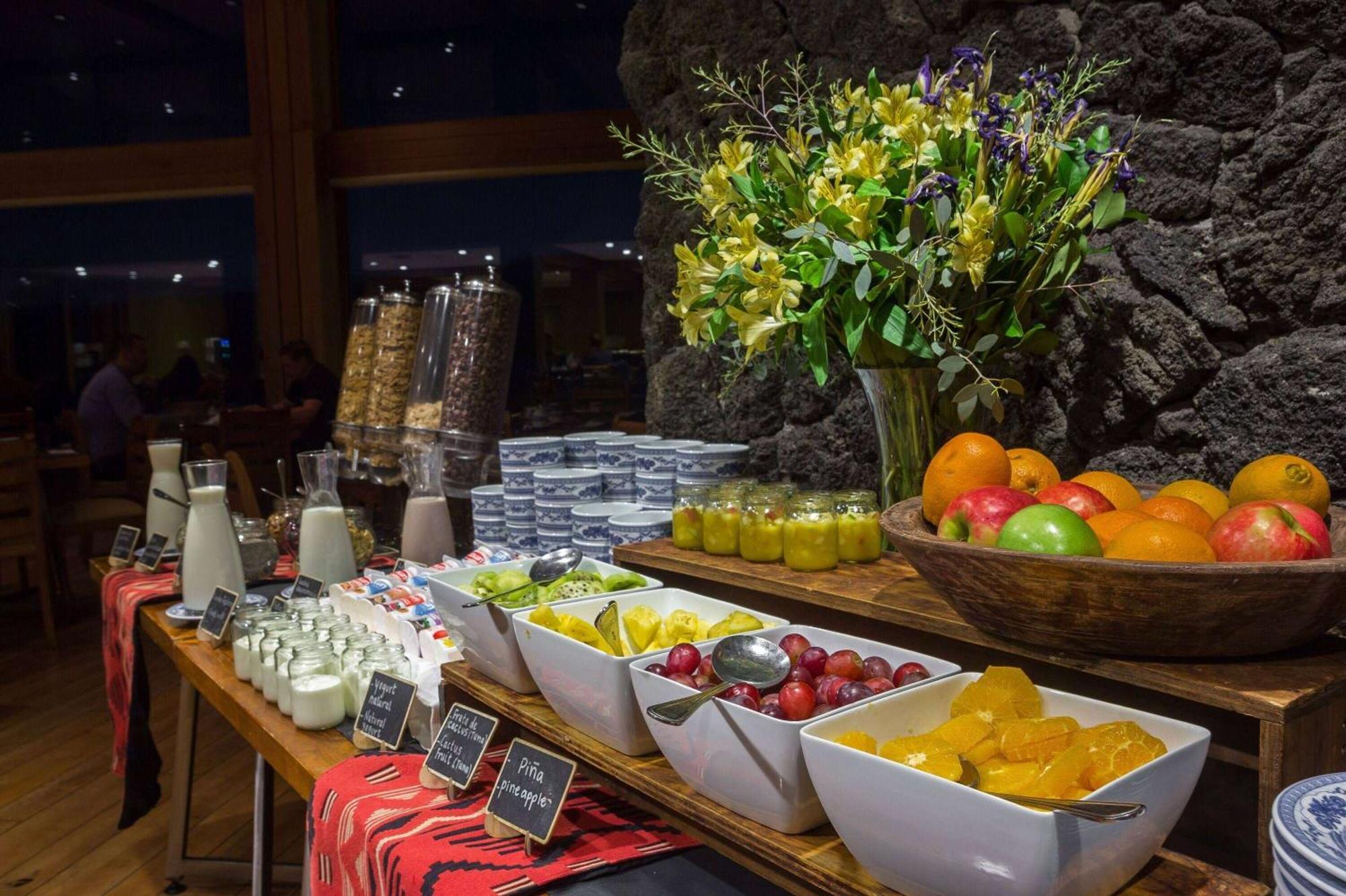 Wyndham Puerto Varas Pettra Exterior foto A breakfast buffet
