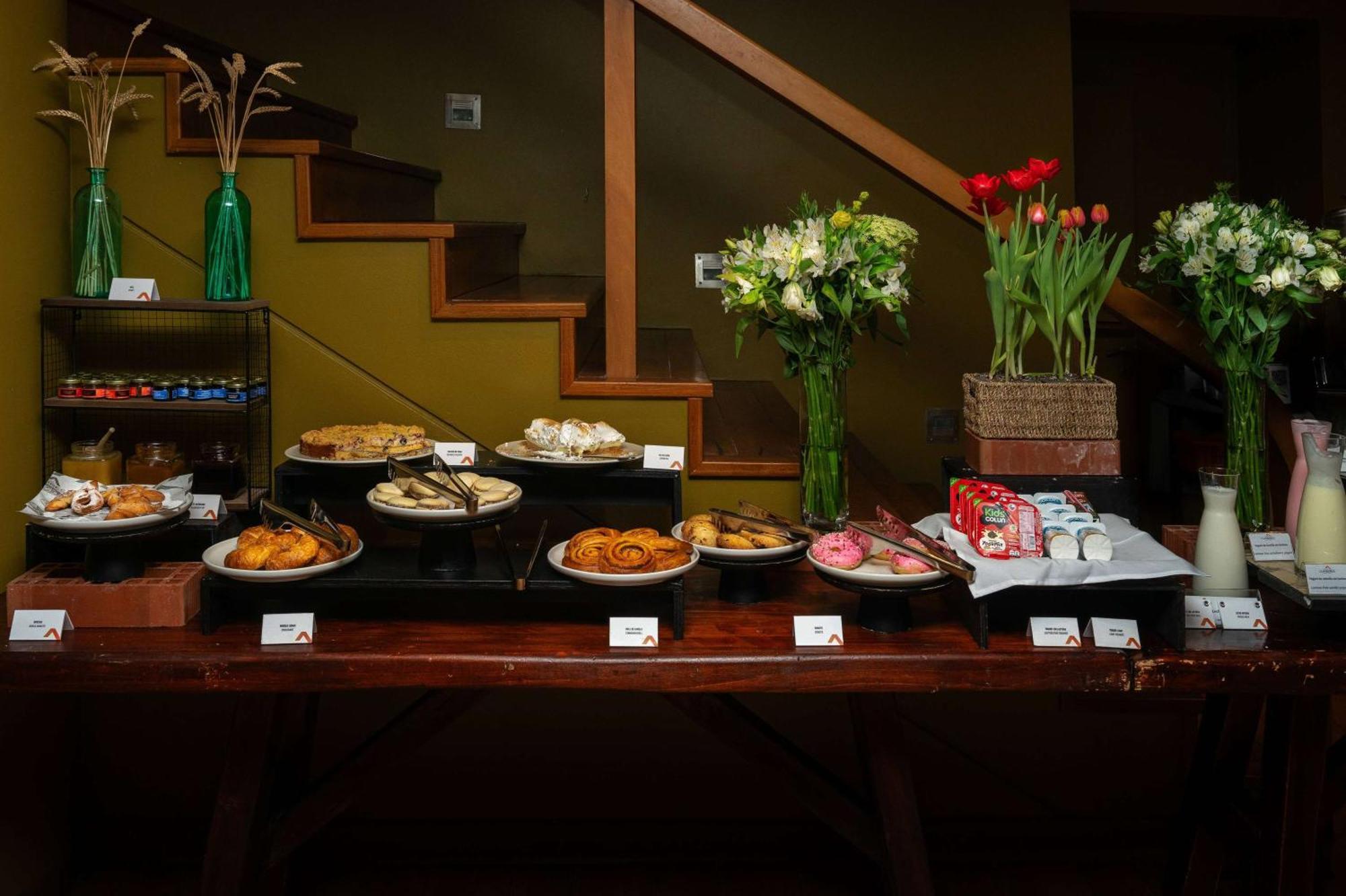 Wyndham Puerto Varas Pettra Exterior foto A dessert table at a wedding reception