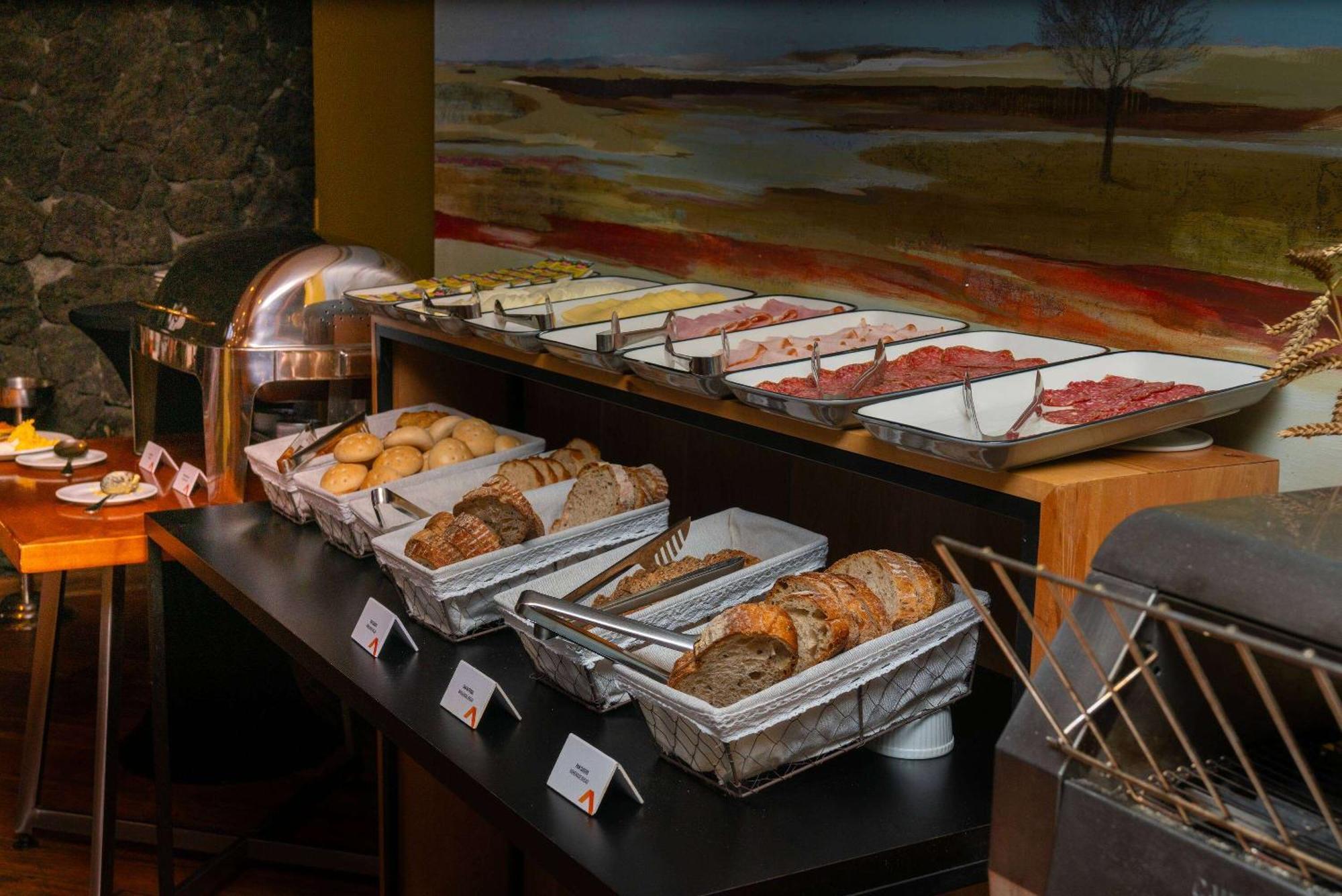 Wyndham Puerto Varas Pettra Exterior foto A buffet at a hotel