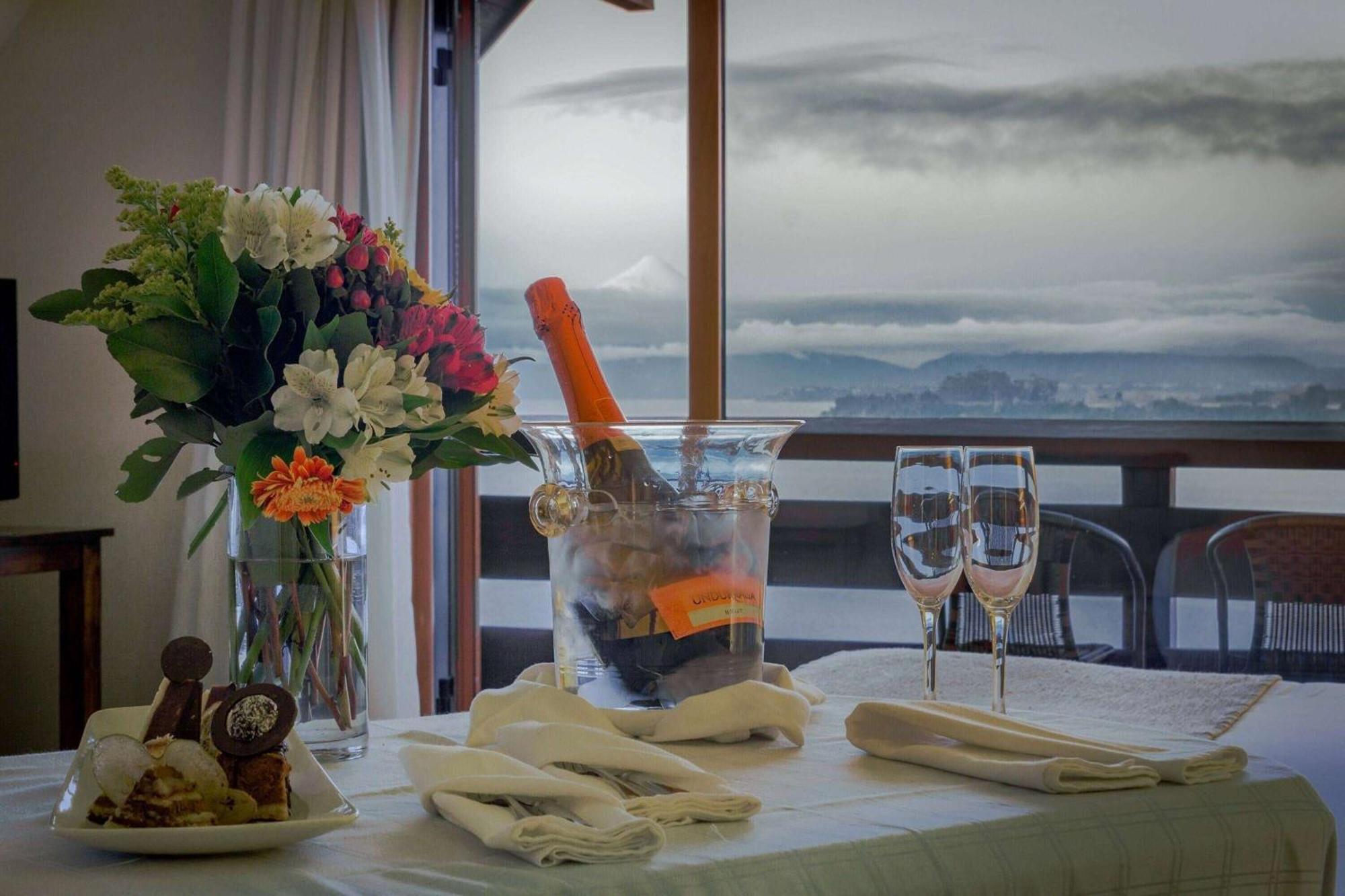Wyndham Puerto Varas Pettra Exterior foto A bottle of champagne in a cooler