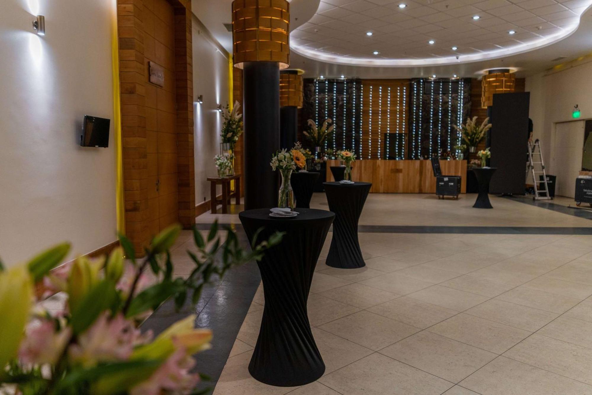 Wyndham Puerto Varas Pettra Exterior foto The foyer of the main auditorium