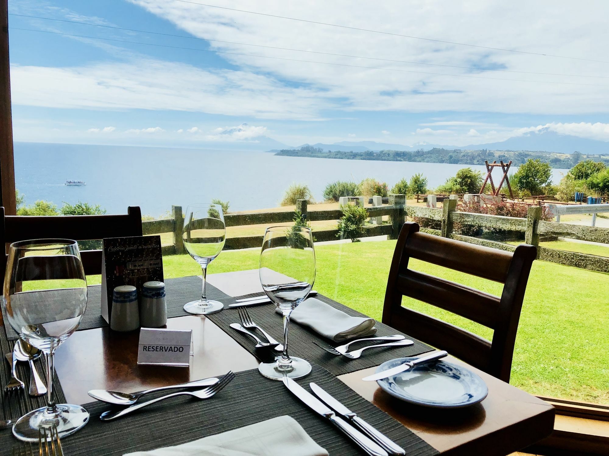 Wyndham Puerto Varas Pettra Exterior foto Restaurant in the hotel